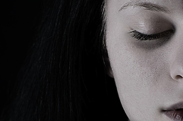 Akne und Narbenbildung: Erfahren Sie, wie Sie unschöne Aknenarben effektiv verhindern und bestehende Male durch die richtige Pflege und Heilung sanft lindern können.