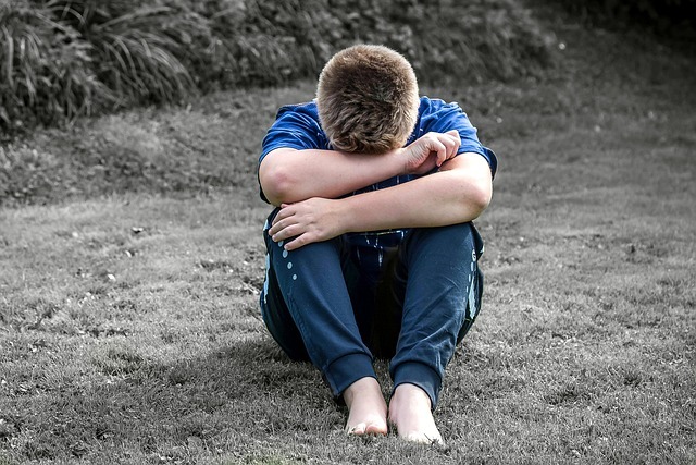 Wie erkennt man Scharlach und den Ausschlag sicher? Erfahre alles über das Aussehen, die typischen Stellen und warum die Haut nach der Infektion schuppt.