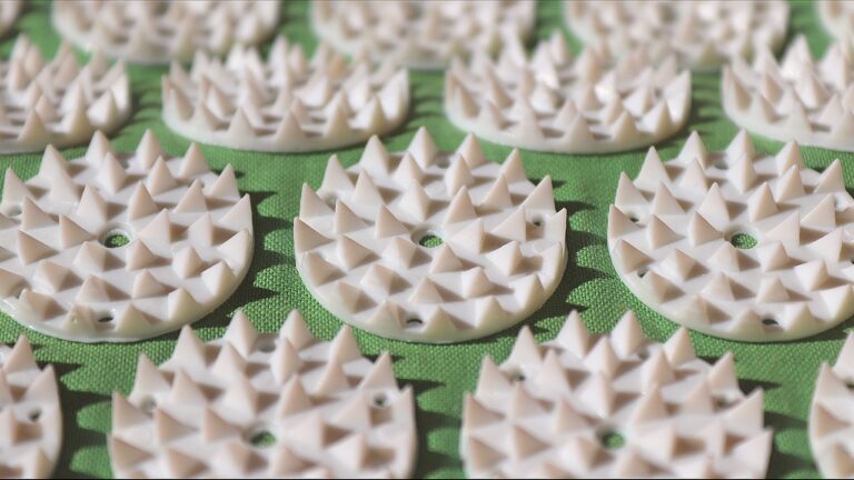 Viele suchen eine Hilfe zum Einschlafen. Akupressur kann sanft unterstützen. Erfahren Sie wie diese Methode zu ruhigem Schlaf führt.